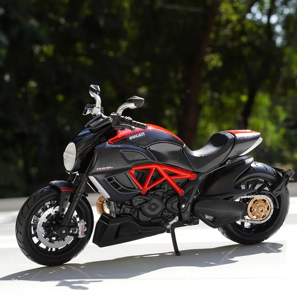 Maisto Original Licensed Ducati Diavel Carbon Diecast Bike | 1:18 Scale (14 Years Till Grown Ups) 1