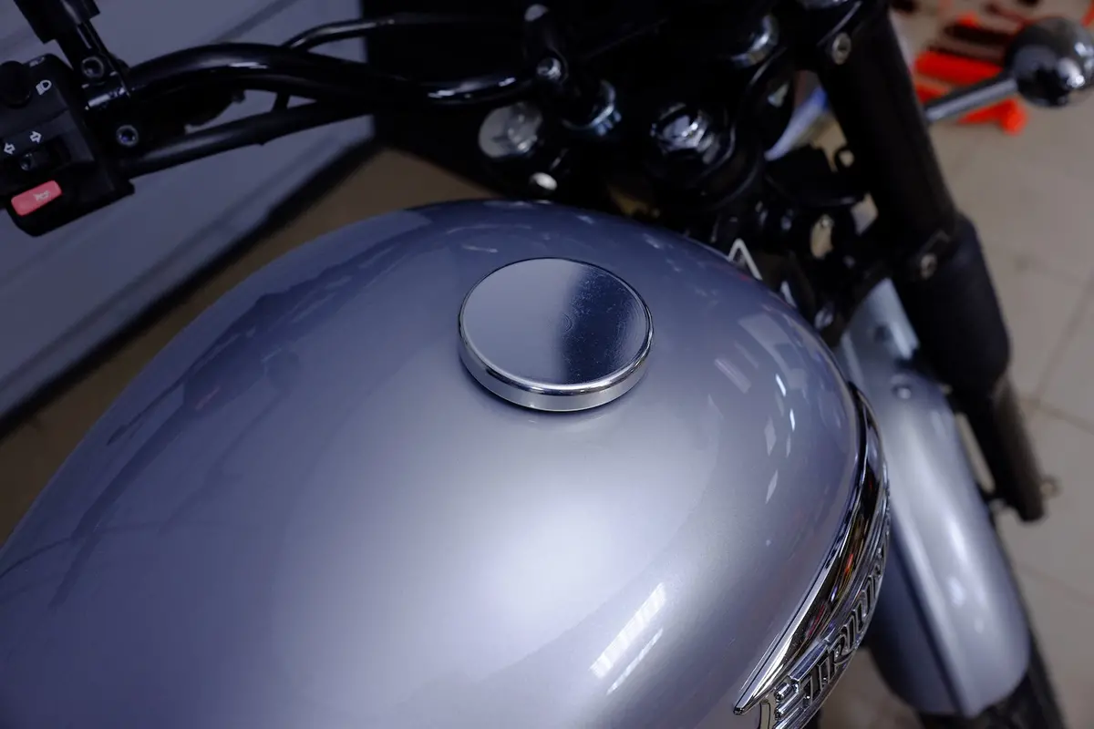Iron Machine Gas Cap - 01-15 Triumph Classic Twins 2