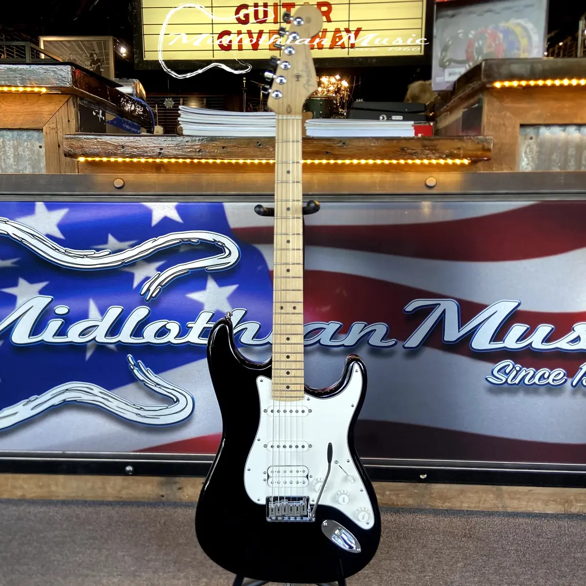 Fender Usa 2004 Stratocaster Standard Hss - Black Finish W/Blue Fender Case Used 1