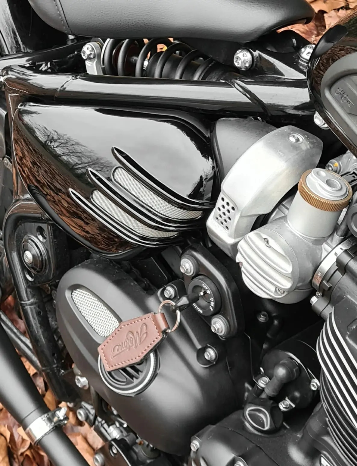 Motone Ribbed Side Covers - Gloss Black - Triumph Bobber / Speedmaster 2