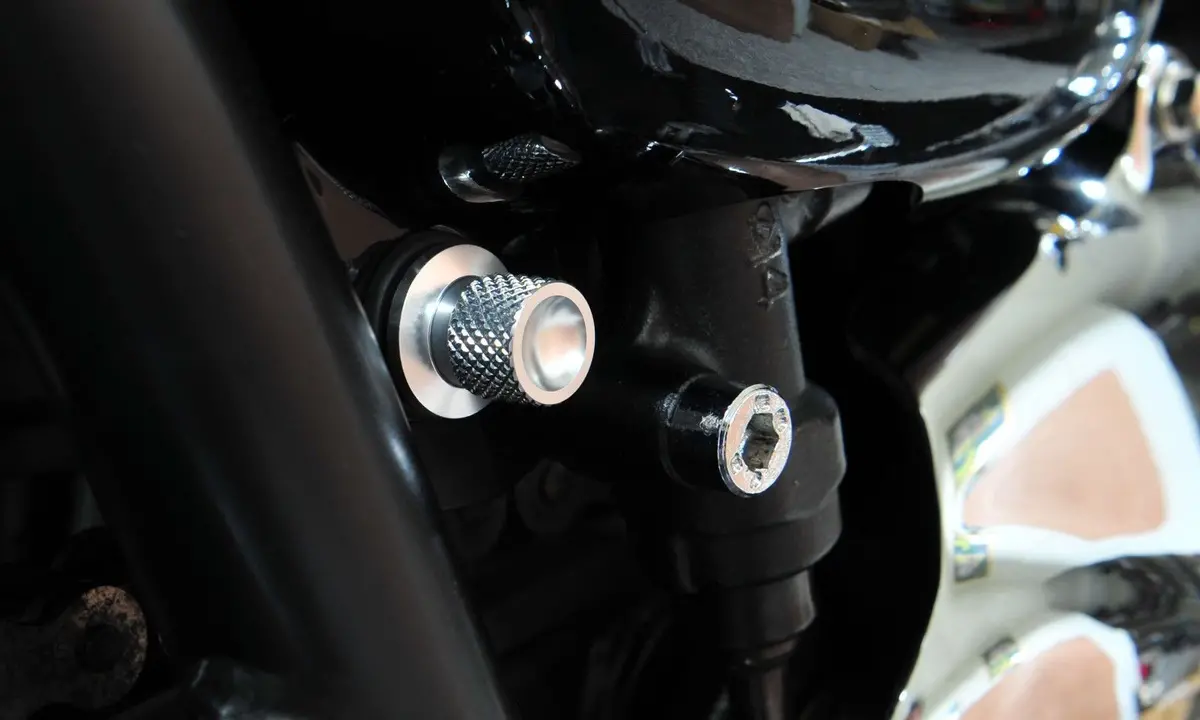 Super Corse Tool Free Side Cover Bolts - Triumph Bonneville, Thruxton, Scrambler - Black, Silver, Brass 2