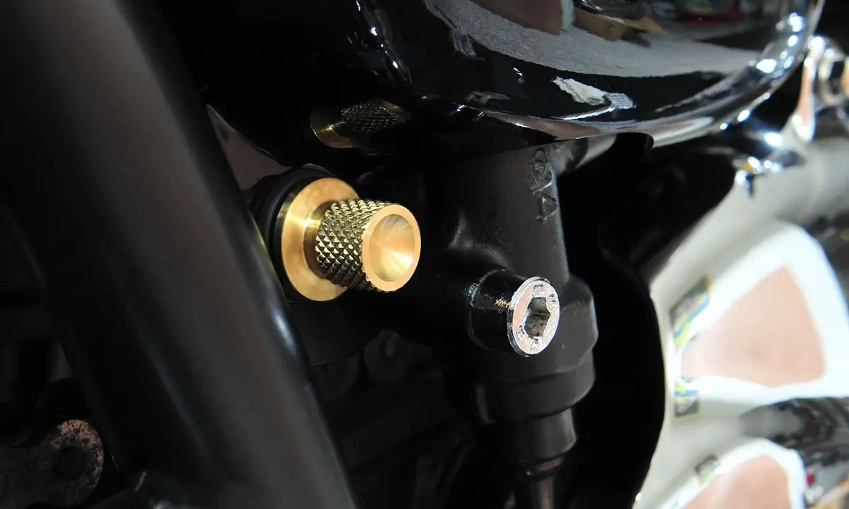 Super Corse Tool Free Side Cover Bolts - Triumph Bonneville, Thruxton, Scrambler - Black, Silver, Brass 3