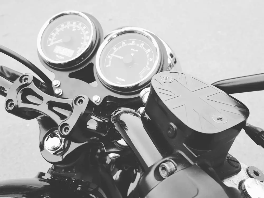 Motone Lay Flat Gauge Bracket - Triumph Thruxton / Bonneville 2