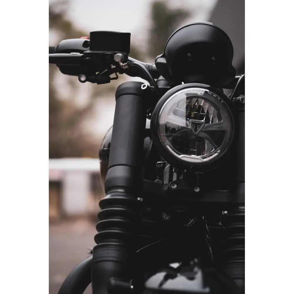 Motone The Spatz - 47Mm Fork Shrouds Covers With Klingon Handlebar Indicator Mounts - Triumph Bobber / Speedmaster 2